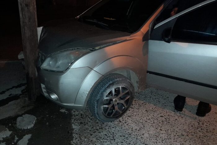 Hombre manejaba alcoholizado y chocó contra un poste de luz