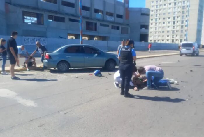 Un hombre herido tras un choque entre una moto y un auto
